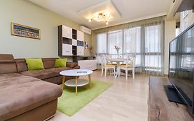 Riverside 2-Bedroom Apartment